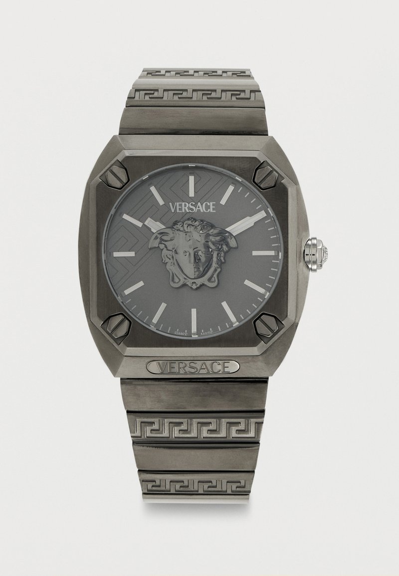 Γκρι μεταλλικό ρολόι Versace με τετράγωνο καντράν, έμβλημα κεφαλής Μέδουσας, ασημένιους δείκτες ωρών και βραχιόλι με σχέδιο.