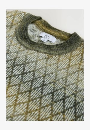 Pulover de lână cu un model în formă de diamant în nuanțe de verde și bej. Are un guler rotund și o etichetă care indică mărimea și brandul. Textură moale.
