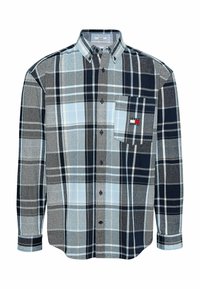 Camisa de botones de cuadros en tonos de azul, gris y negro; de manga larga; con un bolsillo en el pecho que incluye un logo; hecha de tela tejida.