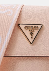 Guess LATONA FLAP CHIT CHAT SET - Mobilcover - light peach