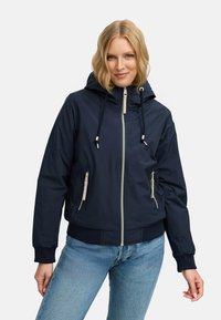 Tums zilas kapucēta jaka ar priekšējo rāvējslēdzēju, divām sānu kabatām un kontrastējošām krēmkrāsas detaļām. Ribota aproce un apakša. Gluda, viegla auduma.