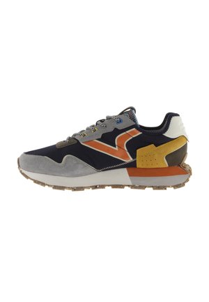 Sneaker in pelle e camoscio nei colori blu navy, grigio e arancione. Presenta una tomaia in mesh, suola in gomma, dettagli testurizzati e un pannello sul tallone in contrasto.