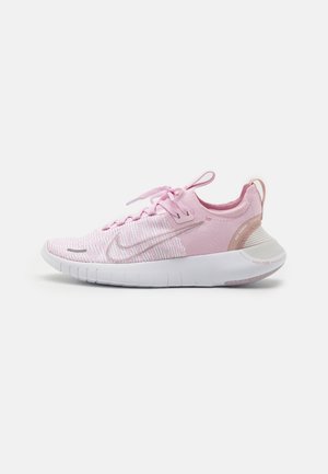 Chaussure de running Nike rose clair avec semelle blanche, empeigne en maille, languettes sur la languette et le talon, et swoosh Nike visible sur le côté.