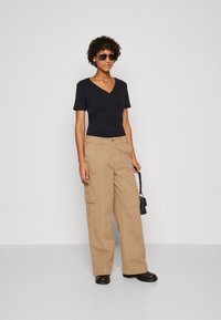 Tommy Hilfiger SLIM CODY V NECK - Basic T-shirt - desert sky