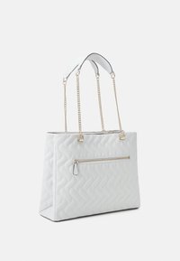 Bílá prošívaná taška přes rameno s texturovaným cikcak vzorem, s řetízkovými popruhy v zlaté barvě a přední kapsou na zip. Hladký, odolný materiál.