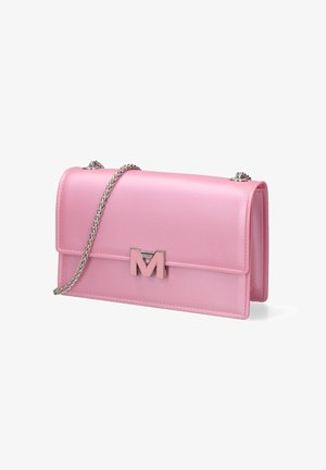 Sac à main rectangulaire rose brillant avec bandoulière chaîne argentée et fermoir "M" argenté à l'avant sur fond blanc.