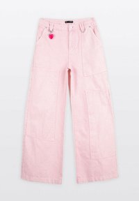 Różowe spodnie o szerokich nogawkach wykonane z denimu, z wieloma kieszeniami naszytymi oraz zawieszką na pasku. Teksturowana tkanina o miękkim wykończeniu.