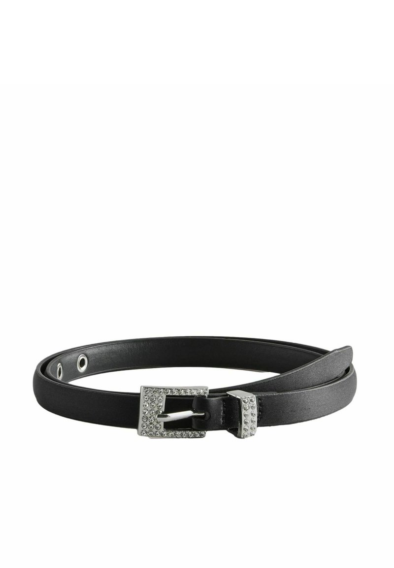 Zwarte leren riem met een zilveren gesp en lus versierd met kleine doorzichtige rhinestones, gewikkeld op een witte achtergrond.