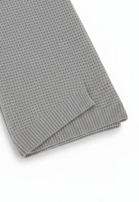 Maglione grigio lavorato a maglia con motivo a waffle strutturato. Presenta polsini e orlo a coste, conferendo un aspetto morbido e accogliente.