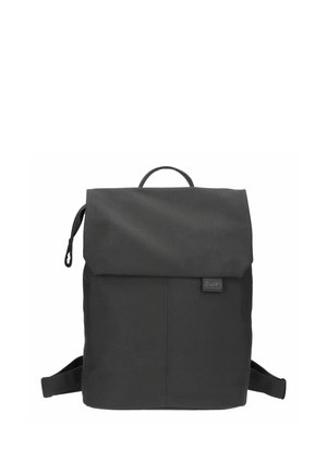 Zaino nero di forma quadrata con chiusura a patta superiore, maniglia per il trasporto, spallacci regolabili e piccola patch con logo sul davanti.