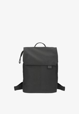 Zaino nero di forma quadrata con chiusura a patta superiore, maniglia per il trasporto, spallacci regolabili e piccola patch con logo sul davanti.