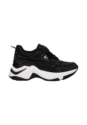 Zapatilla deportiva negra con detalles de strass, parte superior texturizada y suela blanca gruesa. Presenta un diseño de cordones negros y un collar acolchado.