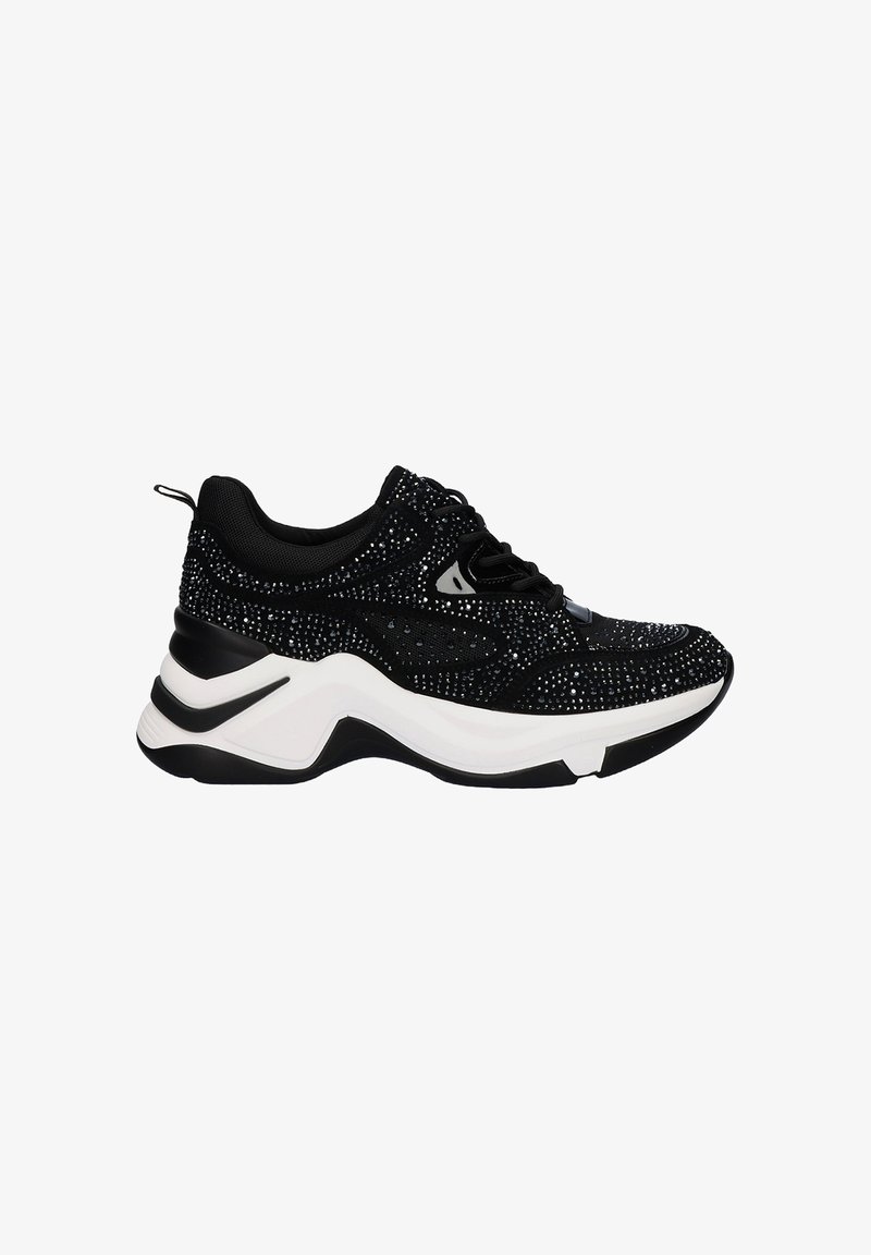 Zapatilla deportiva negra con detalles de strass, parte superior texturizada y suela blanca gruesa. Presenta un diseño de cordones negros y un collar acolchado.