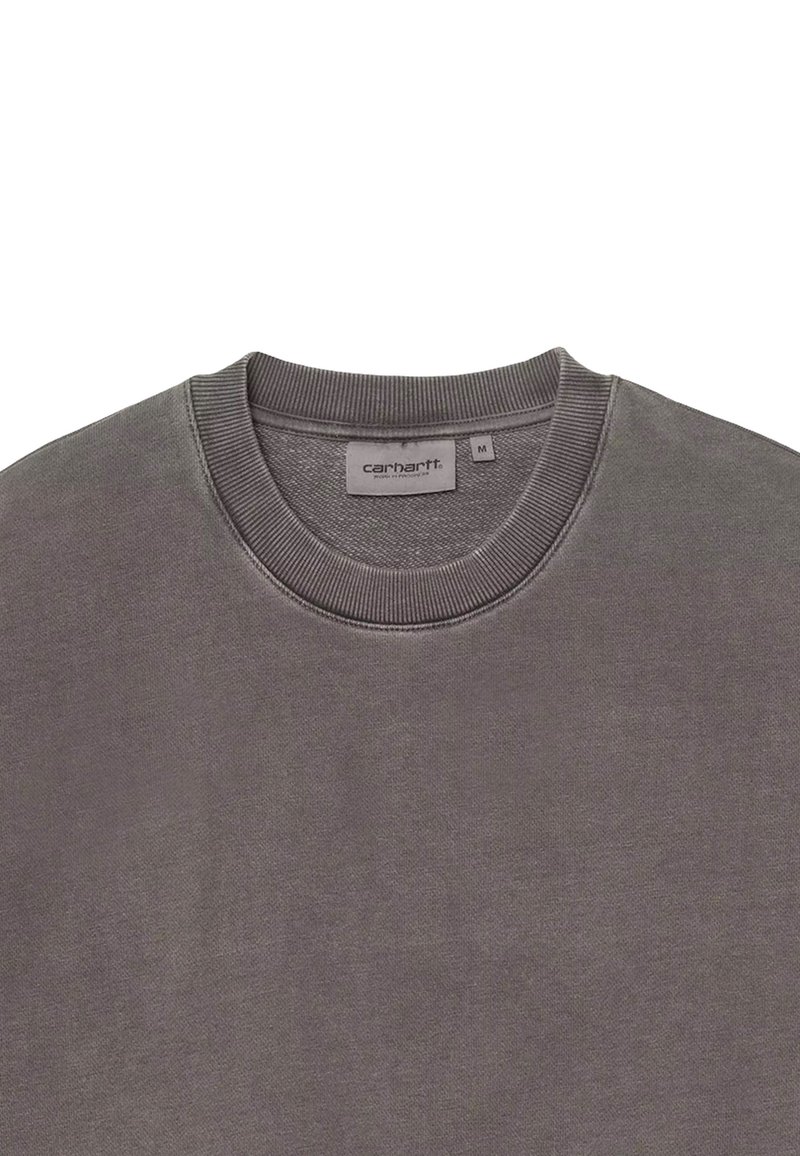 Felpa grigia con colletto a girocollo a coste e dalla consistenza morbida. Presenta un'etichetta di marca con la scritta "Carhartt" e la taglia "M."