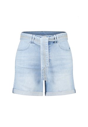 Shorts en denim bleu clair avec ourlets retroussés et ceinture assortie à coutures détaillées passant dans les passants de ceinture.