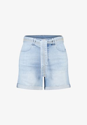 Lichtblauwe denimshorts met omgeslagen zomen en een bijpassende riem met gedetailleerde stiksels, geregen door de riemlussen.