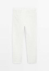 Hvide bomuldsbukser med slim fit, der har flad front, to baglommer og en glat tekstur.
