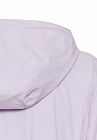 Jasnofioletowa kurtka z kapturem o gładkiej teksturze, zaokrąglonym kołnierzu i detalach szycia. Posiada miękką tkaninę i minimalistyczny design.