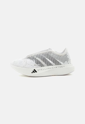 Sneaker sportiva bianca con tomaia in mesh, senza lacci visibili, con marchi Adidas e Stella McCartney sulla suola, mostrata di profilo.