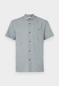 Camisa de manga corta con cuello en tejido gris claro y un patrón texturizado. Cuenta con un bolsillo en el pecho y botones oscuros.