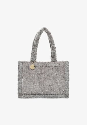 Pilkos tekstūros pakabinė rankinė su trumpais, pūkuotais rankenėlėmis ir mažą metalinę etikete. Turi stačiakampę formą ir pūkuotą paviršių.