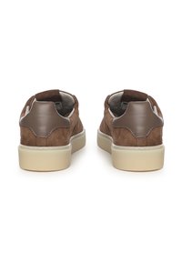Sneaker in suede marrone con tomaia texture, suola in gomma beige e dettagli in pelle sul tallone. Design a bassa cima classico, stile minimalista.