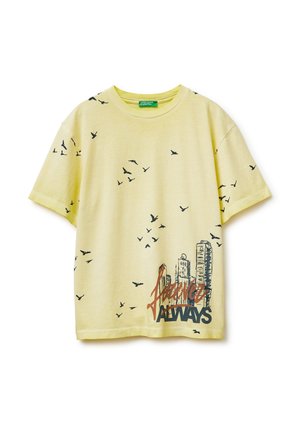 Camisa de manga corta color amarillo claro con pájaros negros volando, un boceto de horizonte y las palabras "Forever Always" en negro y marrón en la parte inferior delantera.