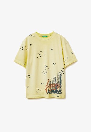 Lichtgele korte mouw shirt met zwarte vliegende vogels, een skyline schets en de woorden "Forever Always" in zwart en bruin op de onderkant vooraan.