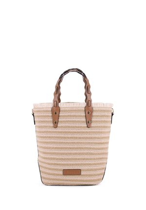 Bolso tote tejido beige con rayas horizontales, asas onduladas de cuero marrón y un pequeño parche rectangular marrón en la parte frontal.