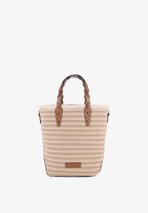 Bolso tote tejido beige con rayas horizontales, asas onduladas de cuero marrón y un pequeño parche rectangular marrón en la parte frontal.