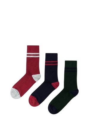 Drei gerippte Crew-Socken in Rot mit weißen Streifen und grauer Ferse und Spitze, Marineblau mit roten Streifen und roter Ferse und Spitze, Dunkelgrün mit Marineblauen Streifen und Spitze.