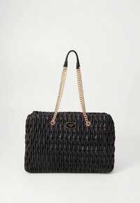 Svart quiltad handväska med guldkedjestrarpar, med en texturerad yta och en märkesplatta framtill.