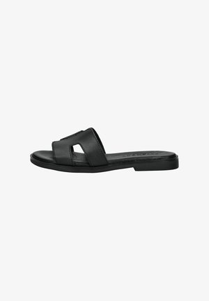 Zwarte sandaal met een plat profiel, gemaakt van soepel leer met twee uitsnijdingen. Het heeft een vlakke zool en een minimalistisch ontwerp, geschikt voor casual kleding.