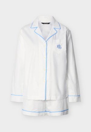 Witte pyjamashirt met lange mouwen en korte broek met lichtblauwe bies en het RLL-logo geborduurd op het borstzakje.