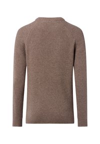 Brązowy sweter prążkowany z długimi rękawami i okrągłym dekoltem, z teksturowanym wzorem dzianiny. Prosty design bez dodatkowych akcentów.