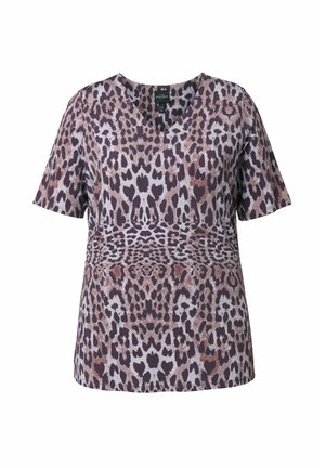 Korte mouwen V-hals blouse met paars, bruin en beige luipaardprint op een lichte achtergrond.