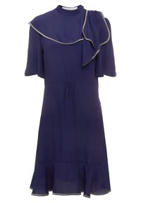 Marinblå klänning med hög halsringning, korta svävande ärmar och en volangad asymmetrisk nederkant. Har en dekorativ silverkant längs kragen.