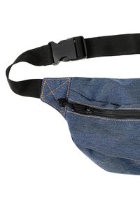 Denimowa saszetka na biodra z czarnym zamkiem, pomarańczowymi przeszyciami i regulowanym czarnym paskiem. Posiada plastikową klamrę do zapięcia.