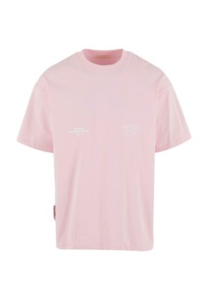 Rozā kokvilnas T-krekls ar apaļu kaklaizdari, īsām piedurknēm un drukātu tekstu uz priekšpuses. Iekļauta apakšējo šuvju birka zīmola atpazīšanai. Vienkāršs dizains.