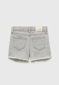 Harmaat farkkushortsit, joissa on kulutettu helma, kaksi takataskua, vyötärömerkki ja tiukka malli.