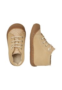 Beige barnsko i mocka med rund tå, snörning, vågiga detaljer och texturerad gummisula.