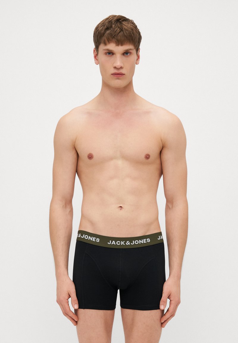 Schwarze Baumwoll-Boxershorts mit einem grünen Gummibund, auf dem "JACK & JONES" in weißer Schrift steht. Einfaches, tailliertes Design.