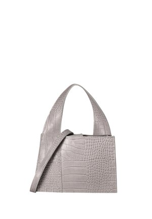 Borsa a mano in faux leather grigia con texture a coccodrillo, dotata di due manici corti e una tracolla rimovibile. Forma rettangolare.