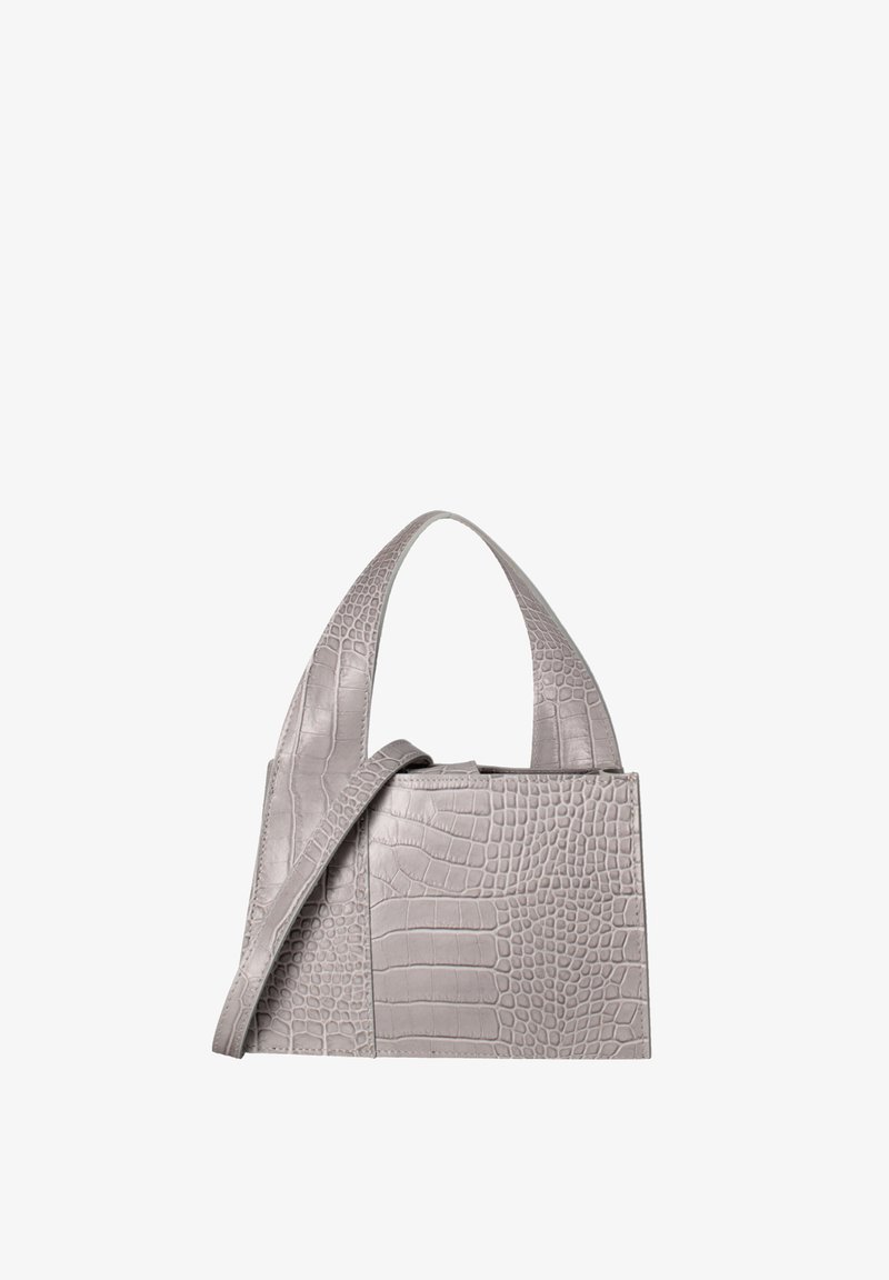 Borsa a mano in faux leather grigia con texture a coccodrillo, dotata di due manici corti e una tracolla rimovibile. Forma rettangolare.