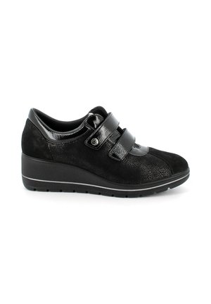 Scarpe sportive nere realizzate con un mix di materiali lisci e testurizzati, due cinturini regolabili e una suola a zeppa con bordi in contrasto.