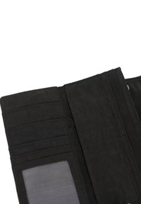Sort stofpung med flere kortslots, et gennemsigtigt ID-vindue og en tekstureret overflade. Kompakt design, velegnet til daglig brug.