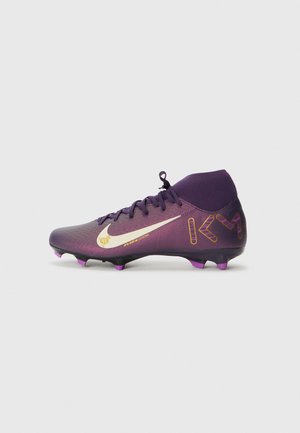 Lila und farbverlaufende Fußballschuhe mit hohem Knöchel, goldenem Logo und lila Stollen. Verfügt über ein strukturiertes Obermaterial und ein Schnürsystem für einen sicheren Sitz.