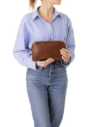 Bruine leren portefeuille met een gladde textuur, ritssluiting en een gebogen ontwerp. Vervaardigd in handen, die de kleur- en materiaaldetails laat zien.
