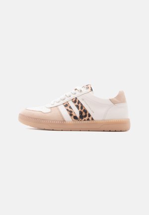Baskets blanches et beige avec des accents imprimé léopard, en cuir lisse et daim, semelle texturée et design à bout rond.