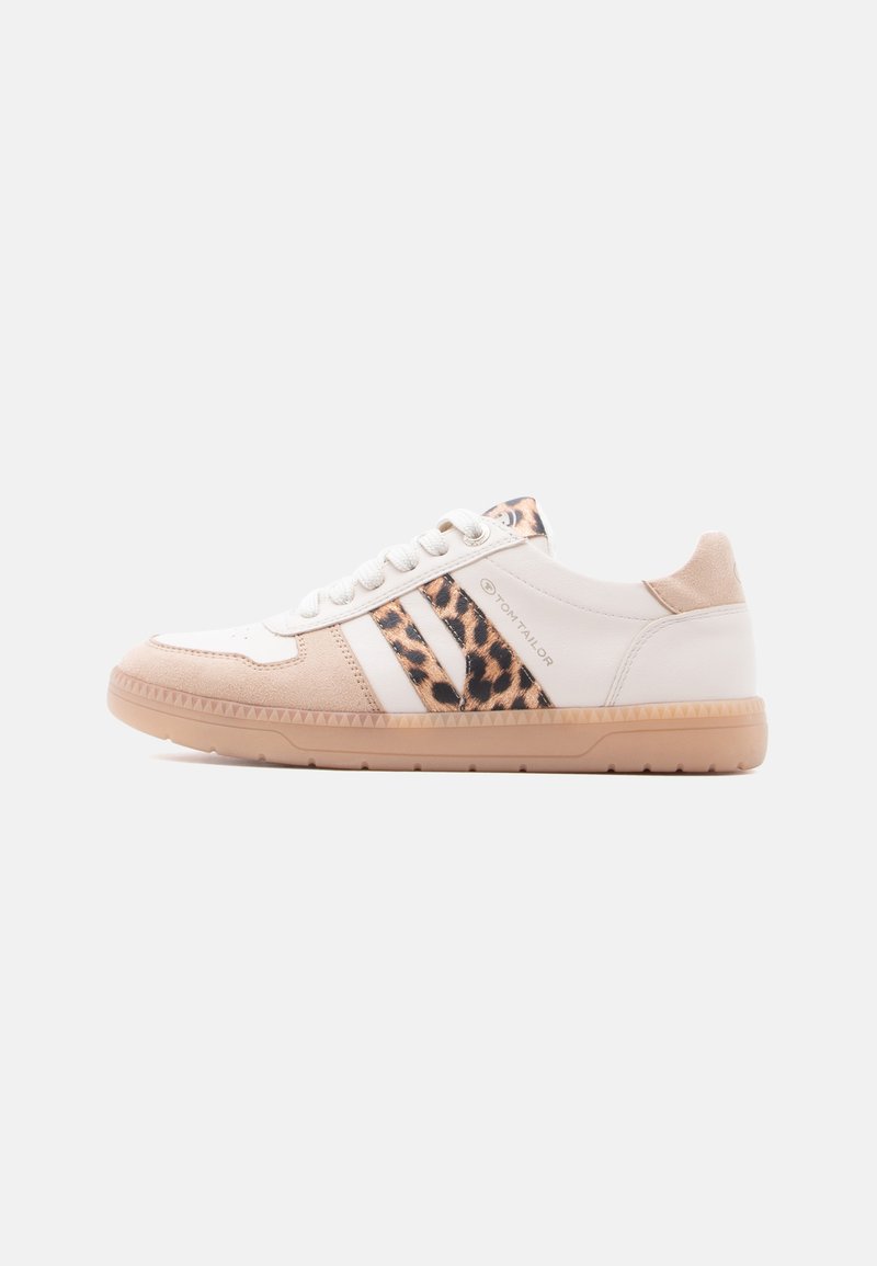 Baskets blanches et beige avec des accents imprimé léopard, en cuir lisse et daim, semelle texturée et design à bout rond.
